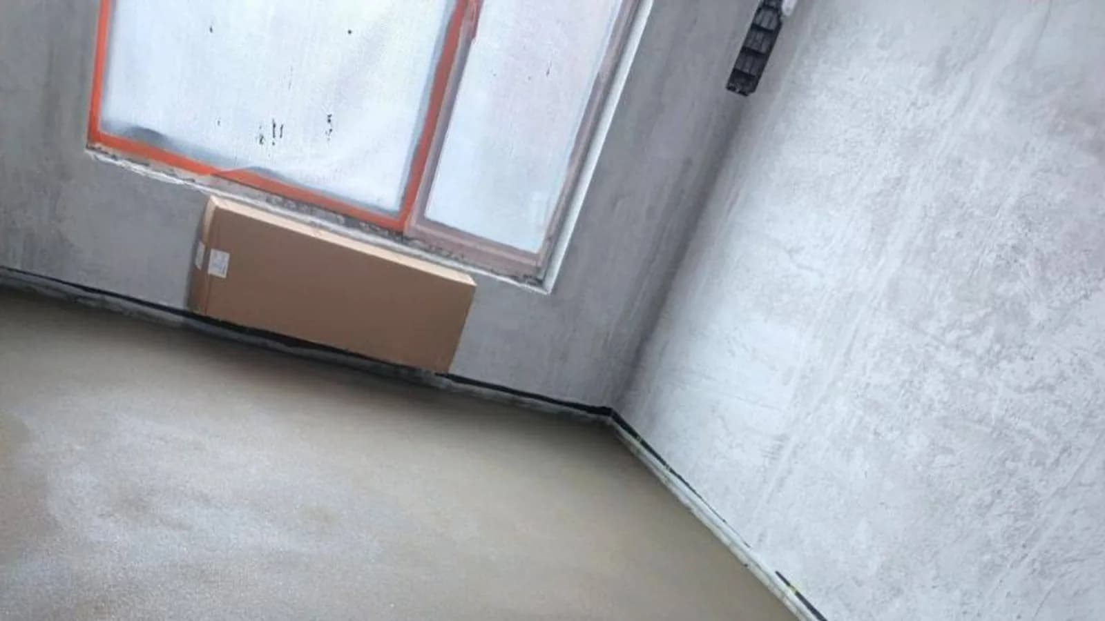 Подготовленное основание пола в квартире перед укладкой чистового покрытия